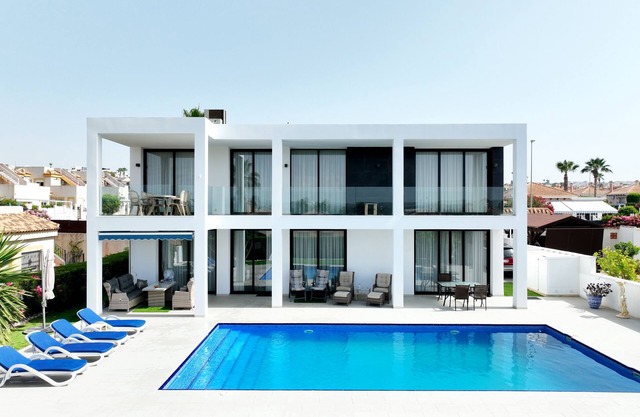 Luxuary Villa with large outdoor area and swimming pool and children's play area