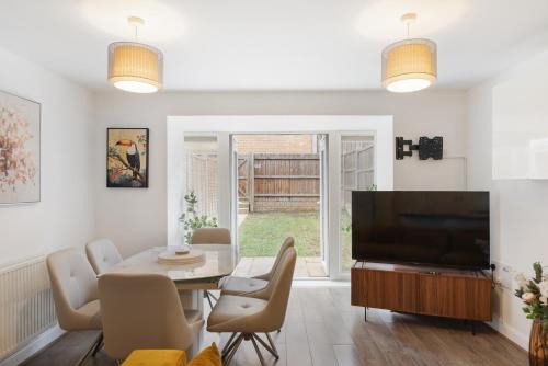 Luxurious 2 Bed near Dartford Station with study