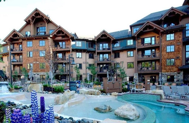 Luxurious 2 Bedroom Ski- In/Out at Grand Lodge on Peak 7!