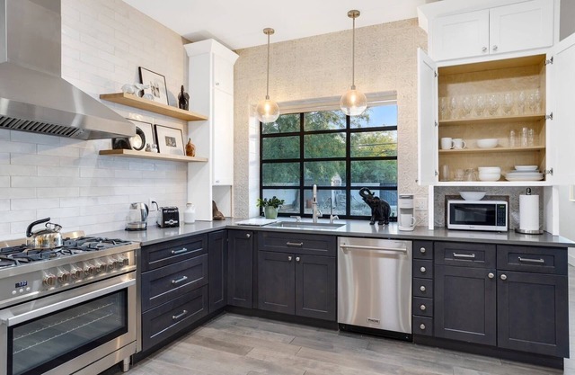 Luxurious (2) br/bath apt. w/full kitchen/living