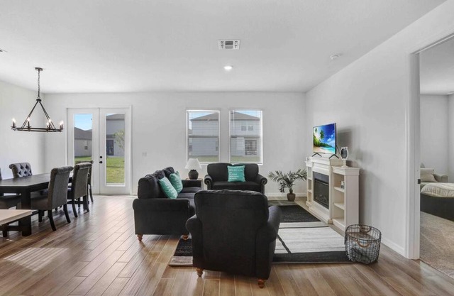 Luxurious 3BR Home 10 miles from Disney!