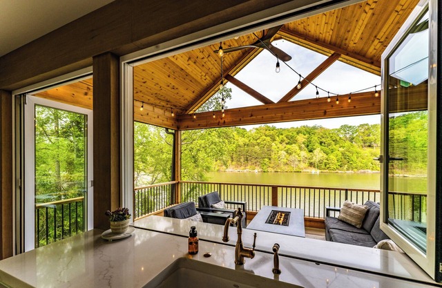 Luxurious 3BR on Lake Saluda w/Kayaks, Fire Pit