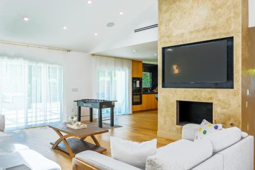 Luxurious 4 BR near UCLA-Beverly Hills - BEL1-LOR