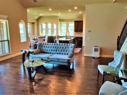 Luxurious 4br 3 baths office game room - 85 inch TV - Close to fishing boating and outdoors activities