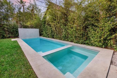 Luxurious 4BR Home with Pool, Jacuzzi and Free Parking