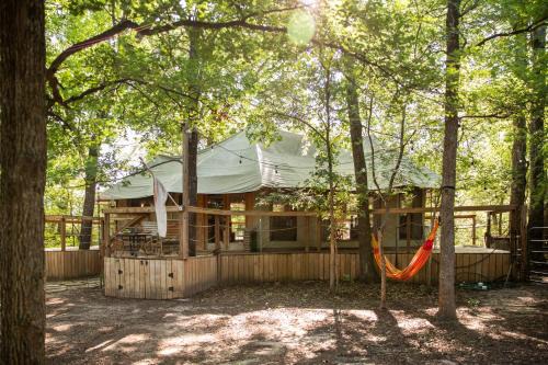 Luxurious African tent wwaterfall on the Brazos River! 350 acres! Tubing! Petting Zoo!