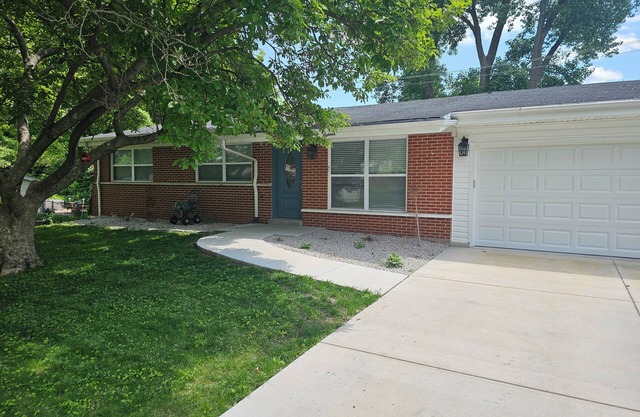 Luxurious Amenities at Zoey's House in Heart of Olivette