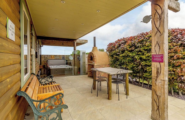 Luxurious and stylish modern lodge with one master double and one twin.