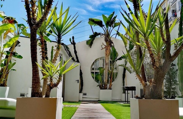 LUXURIOUS APARTMENT WITH WIFI PRIVATE SUNNY TERRACE & JACUZZI IN THE CITY CENTER