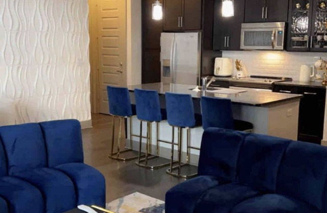 LUXURIOUS APT WITH 2 KING SIZE BED-DOWNTOWN RICHARDSON- FREE PARKING
