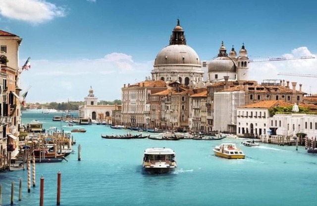 Luxurious Canal-View Apartment in the Heart of Venice