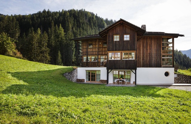 Luxurious Chalet with Jacuzzi, Dreamlike Interior, Wi-Fi and Garden