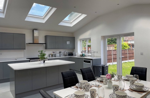 Luxurious Detached Holiday House Free Parking Airport Town Centre Railwaystation