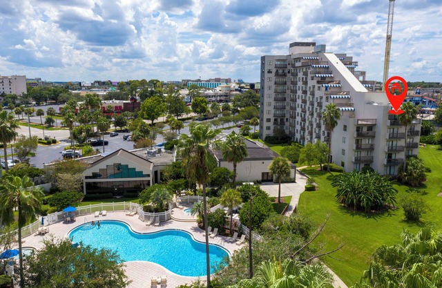 Luxurious Disney Condo with amazing Location, and views with Wi-Fi and Cable TV
