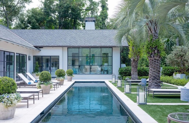 Luxurious Family Coastal Cottage with pool and a 2 minute stroll to the beach!