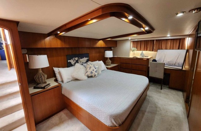 Luxurious Gulfport Yacht Stay – 6 Bedroom Yacht, Sleeps 13!