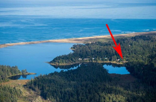 Luxurious Lake-Front Home with kayaks, SUPS, boat dock, hot tub, pool table.