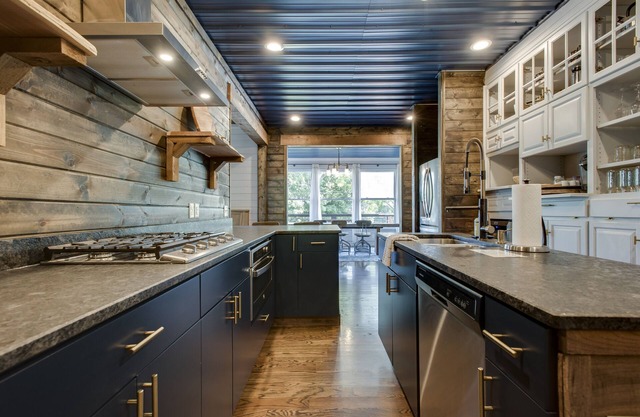 Luxurious Lakeside Estate-Pool/Hot Tub/Sauna