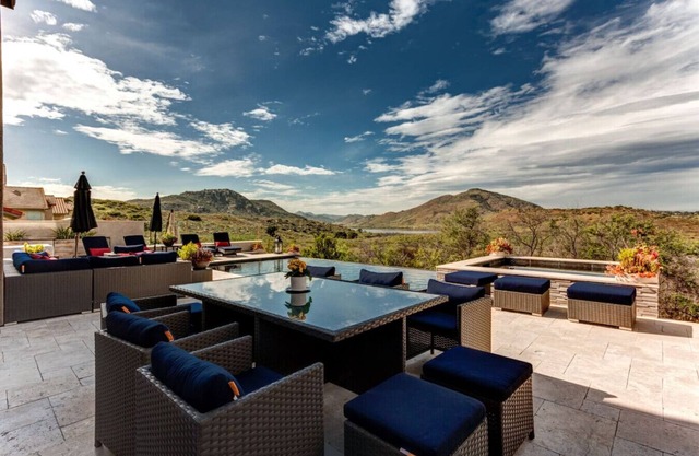 Luxurious Lakeview Retreat at Lake Hodges, RB