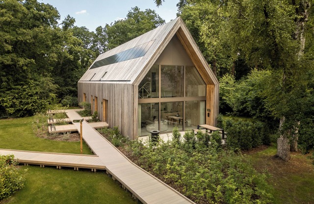 Luxurious lodge for 6, bathed in natural light, located in the green heart of Belgian Limburg.