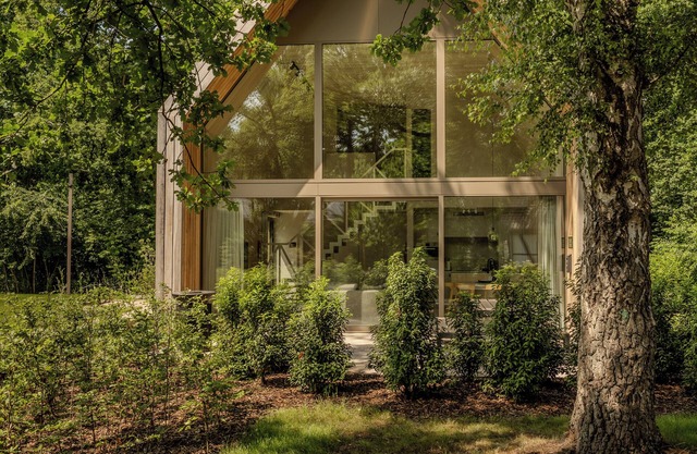 Luxurious lodge for 4, bathed in natural light, located in the green heart of Belgian Limburg.