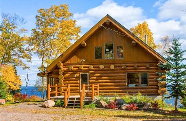 Luxurious Log Cabin on Lake Superior