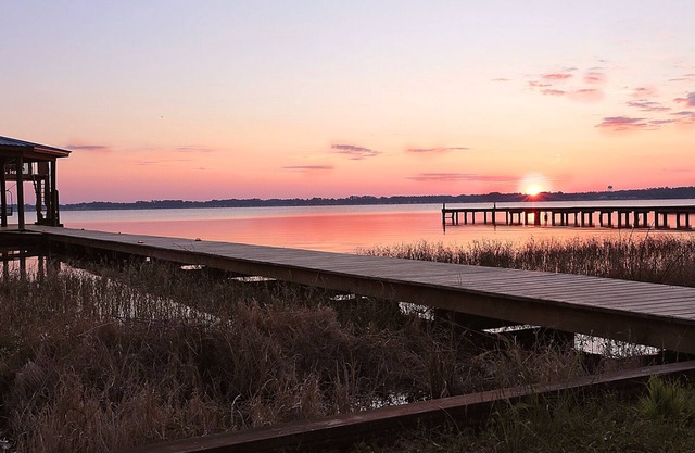 Luxurious Oasis on Kingsley Lake w/Private Dock. Panoramic Views. Free Cable/WiF