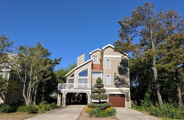 Luxurious Ocean Block Retreat in Gated N. Bethany Community with Private Beach
