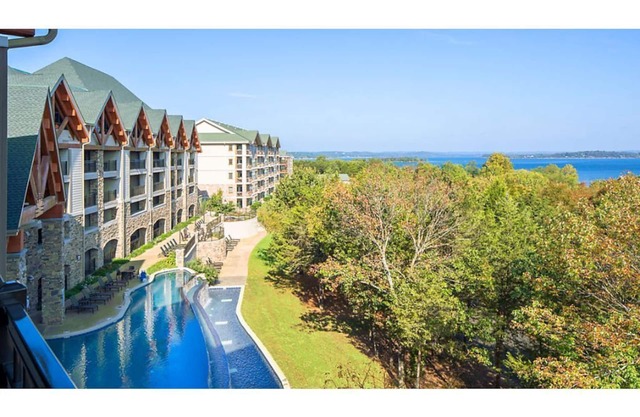 Luxurious Paradise Point 3BR Lodge-style Villa, with loft, on Table Rock lake