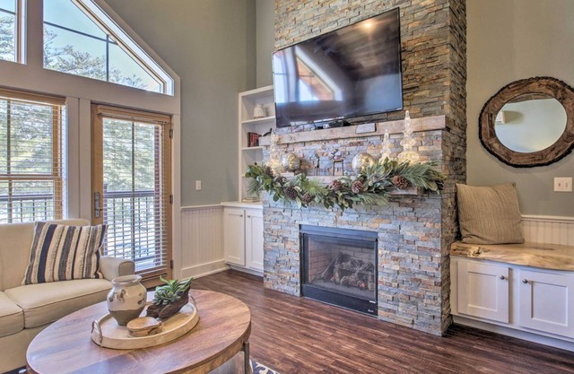 Luxurious Penthouse-Level Ski-In/Out Kearsarge Brook Condo on Cranmore Mtn!