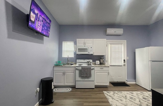 Luxurious, pristine apartment near country club, perfect for a splendid getaway!
