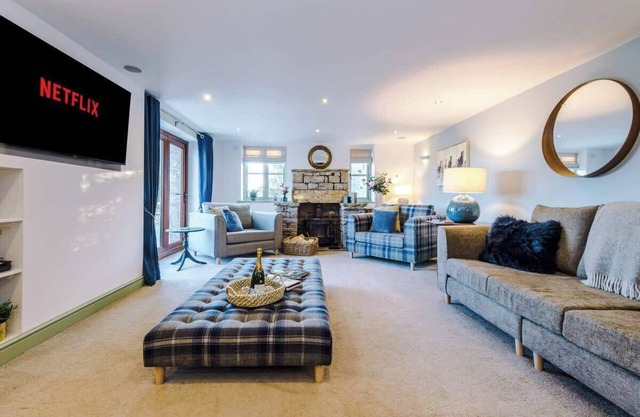 Luxurious & Private Home w/Hot Tub & Log Burner!