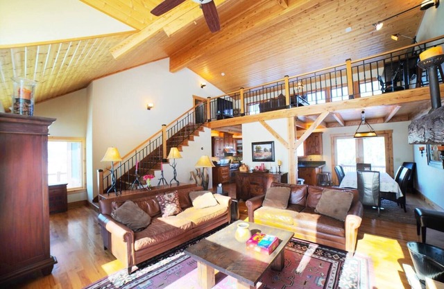 Luxurious Private Mountain Retreat w/Hot Tub + Sauna