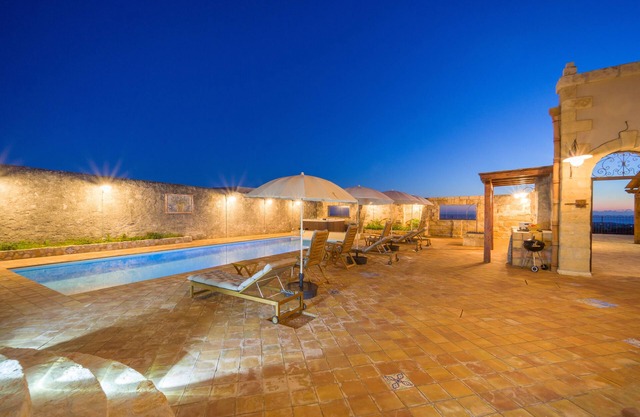 Luxurious renovated feud, sea view, heated pool, outdoor Jacuzzi