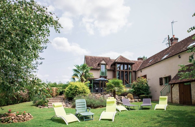 Luxurious Retreat near Vibraye Forest: Indoor Spa, Fireplace, WiFi, and Private Suites