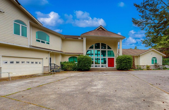 Luxurious Riverfront House w/River Views, Private Sauna, Pool Table, & Free WiFi