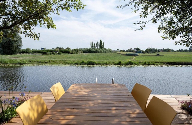 Luxurious semi-detached 5-person holiday home by the water.