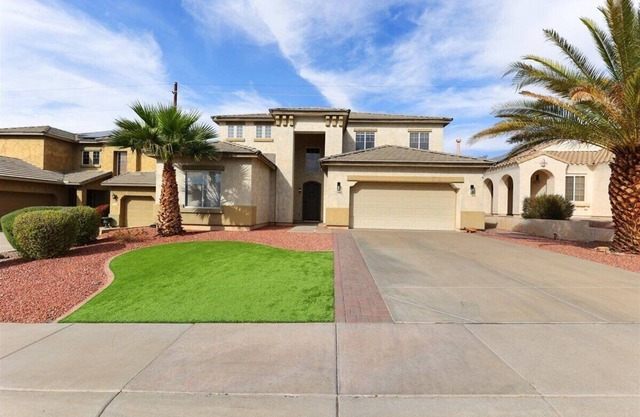 Luxurious, spacious 5-bedroom retreat with resort style backyard, near stadiums