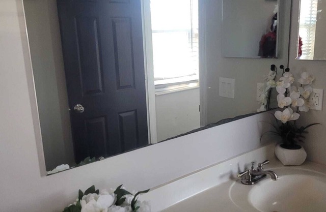 Luxurious, Spacious, 6-bedroom house with WiFi and AC in charming Columbus