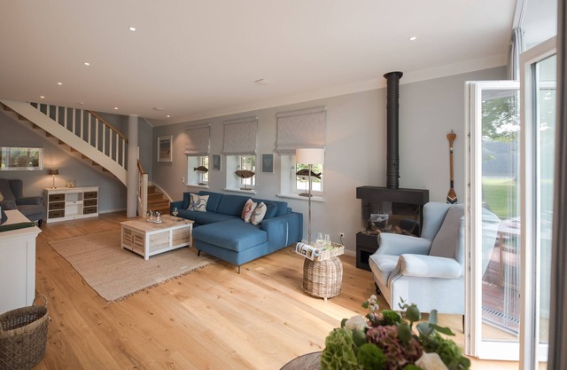 Luxurious Ukena vacation apartment in the count's Karl-Georgs-Forst; dogs welcome