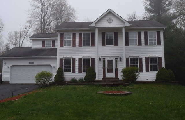 Luxurious Villa in Pocono near Ski Slopes & Camelback with Game room & Hot tub