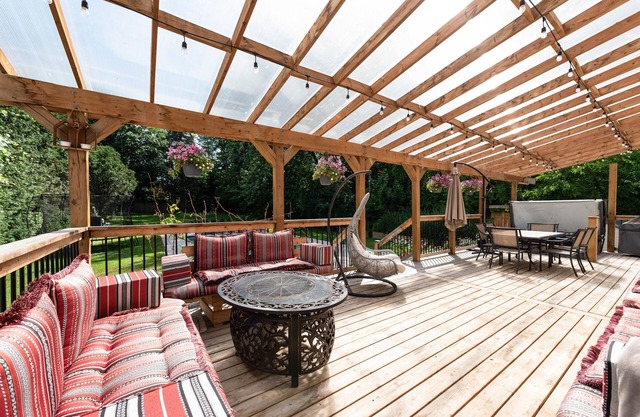 Luxurious Villa w/hot tub, fire pit, sauna and more!
