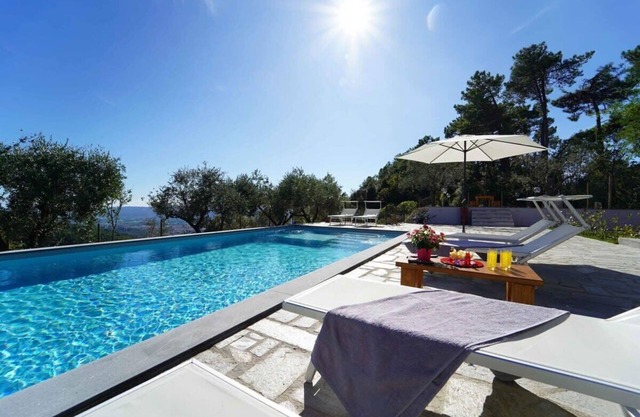 Luxurious Villa With Breathtaking Sea Views