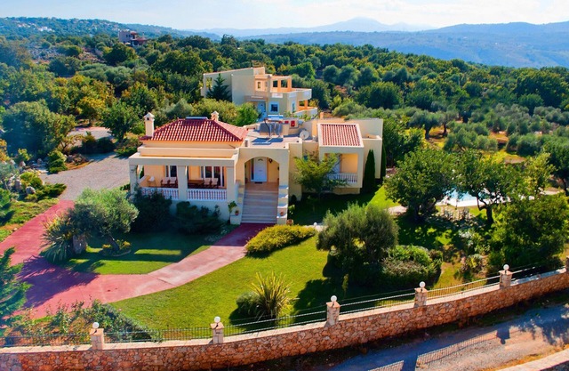 Luxurious villa with private swimming pool, sea view, activities -Villa Deleni.