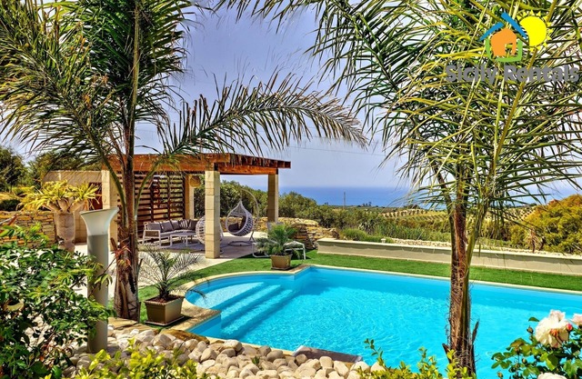 Luxurious villa with swimming pool