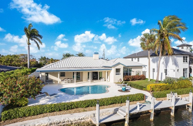 Luxurious Waterfront With Pool BBQ & Sunshine!