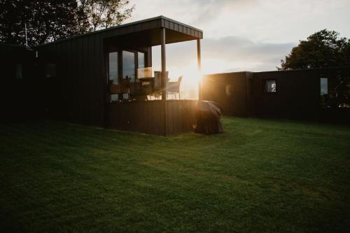 Luxury 1 bedroom Glamping Cabin with Hot Tub & BBQ