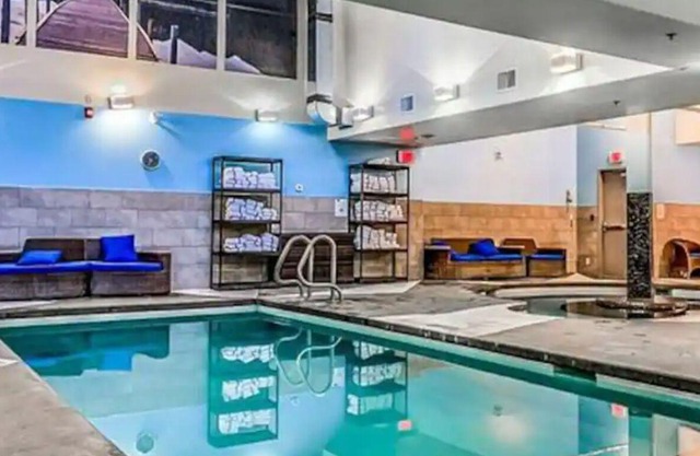 Luxury 1100sqf penthouse W/M view,Hot Tub,Pool