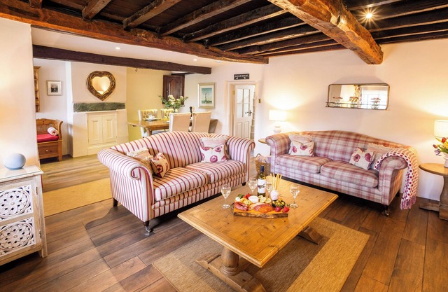 Luxury 17th Century Cottage. Central Keswick With Parking.