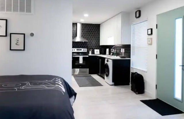 Luxury 1BD studio SoCo/Downtown & Walking Trails